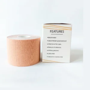 DreamGlow Boob Tape 5cm in beige op neutrale achtergrond