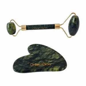 DreamGlow Gezichtsroller & Gua Sha Set in jade op neutrale achtergrond