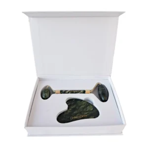 DreamGlow Gezichtsroller & Gua Sha Set in jade detailopname van het materiaal