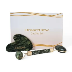 DreamGlow Gezichtsroller & Gua Sha Set in jade in gebruik getoond