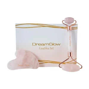 DreamGlow Gezichtsroller & Gua Sha Set in rozenkwarts op neutrale achtergrond