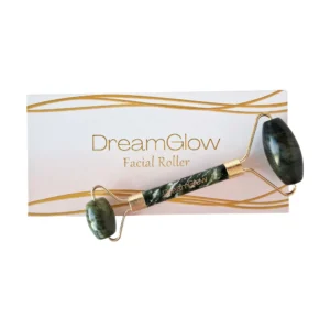 DreamGlow Gezichtsroller in jade in gebruik getoond van DreamGlow voor dagelijks gebruik