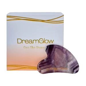 DreamGlow Gua Sha Steen in amethist op neutrale achtergrond