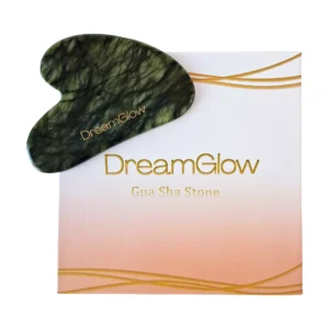 DreamGlow Gua Sha Steen in jade op neutrale achtergrond