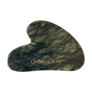 DreamGlow Gua Sha Steen in jade in gebruik getoond