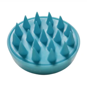 DreamGlow Scalp Massager in blauw op neutrale achtergrond