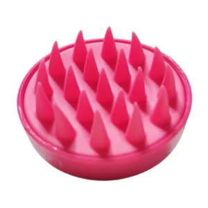 DreamGlow Scalp Massager in hot pink op neutrale achtergrond