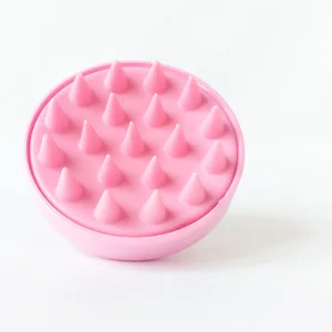 DreamGlow Scalp Massager in roze op neutrale achtergrond