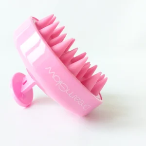 DreamGlow Scalp Massager in roze in gebruik getoond