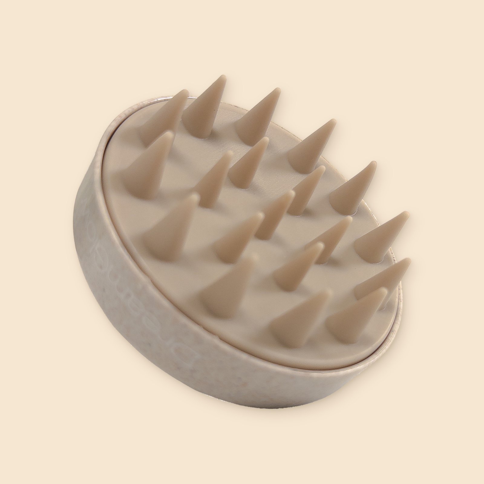 DreamGlow Shampooborstel tarwestro Beige – noppen, schuin van voren