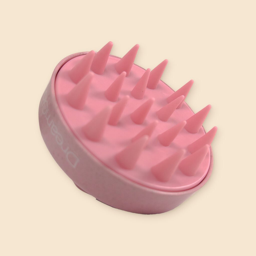 DreamGlow Shampooborstel tarwestro Roze – noppen, schuin van voren
